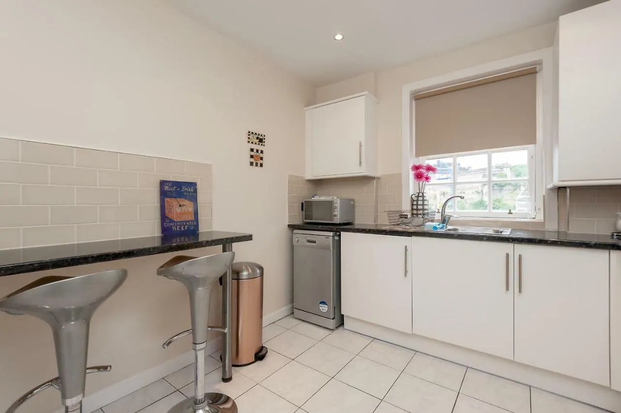 Royal Mile 2 Bedroom Apartment Next To The Castle Edinburgh